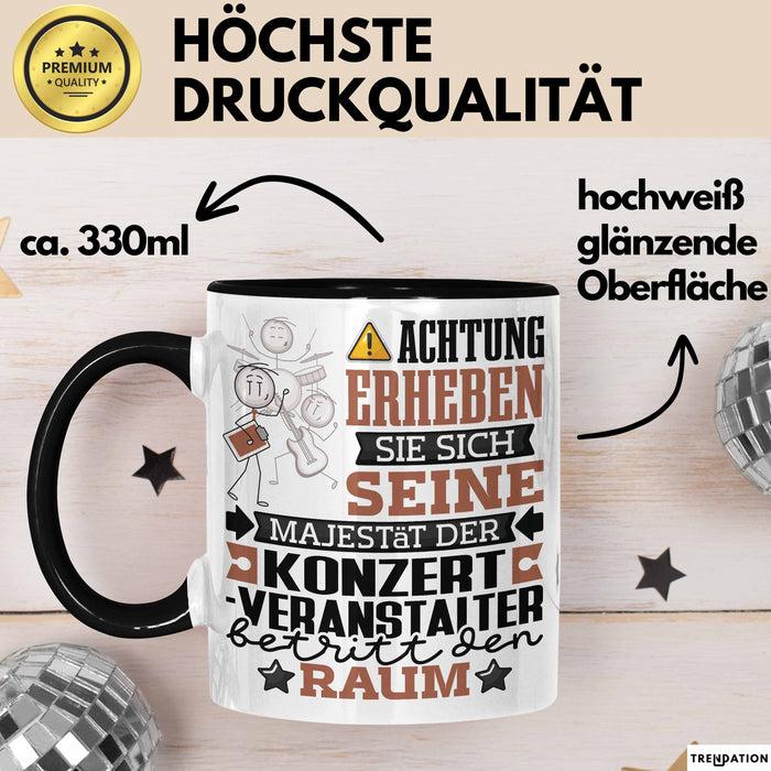 Konzertveranstalter Geschenk Tasse Lustiger Spruch Erheben Sie Sich Der Konzertveranstalter Betritt den Raum Schwarz Trendation