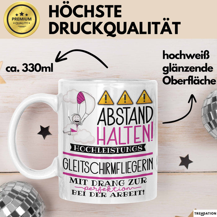 Gleitschirmfliegerin Tasse Geschenk Lustig Abstand Halten Hochleistungs-Gleitschirmfliegerin Mit Drang Zur Perfektion Bei Der Arbeit Weiß Trendation