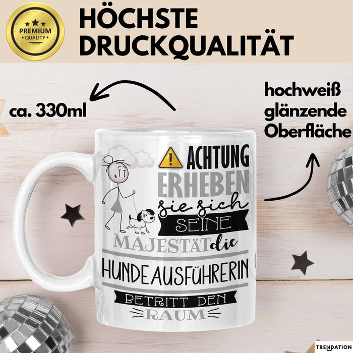 Hundeausführerin Tasse Geschenk Lustiger Spruch Bitte Erheben Sie Sich Seine Majestät Die Hundeausführerin Betritt Den Raum Weiß Trendation