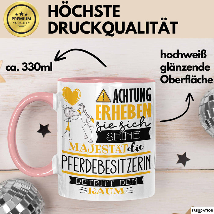 Pferdebesitzerin Tasse Geschenk Lustiger Spruch Bitte Erheben Sie Sich Seine Majestät Die Pferdebesitzerin Betritt Den Raum Rosa Trendation