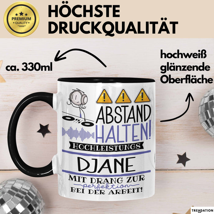 DJane Tasse Geschenk Lustig Abstand Halten Hochleistungs-DJane Mit Drang Zur Perfektion Bei Der Arbeit Trendation