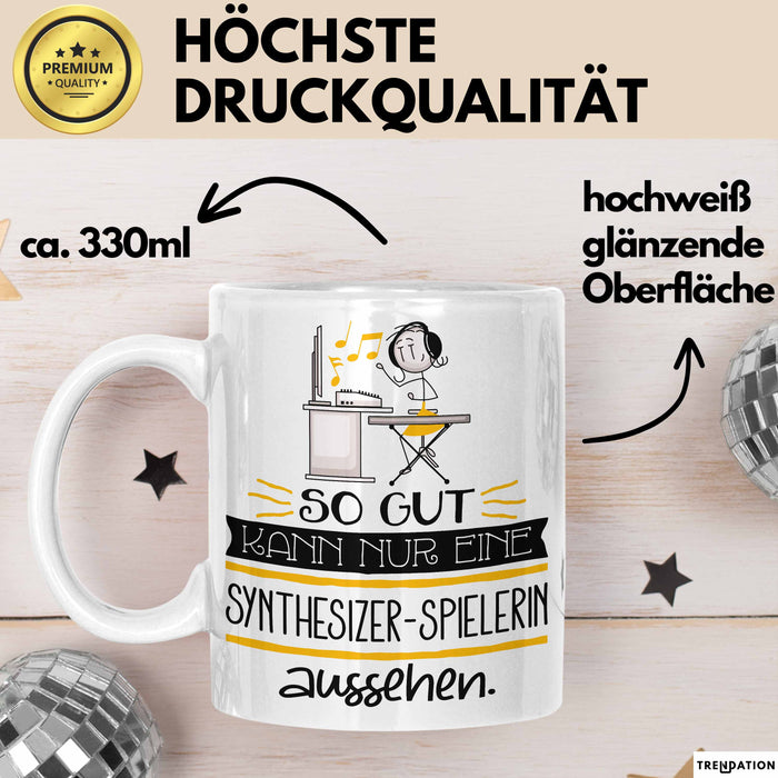Synthesizer-Spielerin Geschenk Tasse So Gut Kann Nur Eine Synthesizer-Spielerin Aussehen Geschenkidee Geburtstag Weihnachten Lustig Weiß Trendation