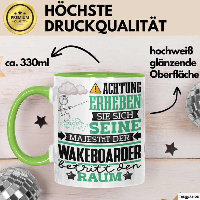 Wakeboarder Geschenk Tasse Lustiger Spruch Erheben Sie Sich Der Wakeboarder Betritt den Raum Grün Trendation