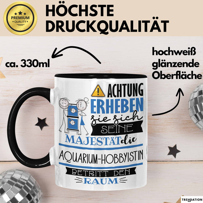 Aquarium-Hobbyistin Tasse Geschenk Lustiger Spruch Bitte Erheben Sie Sich Seine Majestät Die Aquarium-Hobbyistin Betritt Den Raum Schwarz Trendation