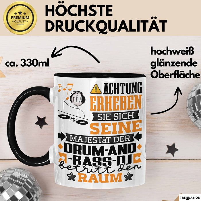 Drum-and-Bass-DJ Geschenk Tasse Lustiger Spruch Erheben Sie Sich Der Drum-and-Bass-DJ Betritt den Raum Schwarz Trendation