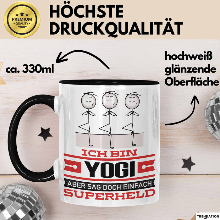 Yogi Geschenk Tasse Ich Bin Yogi Aber Sag Doch Einfach Superheld Lustige Geschenkdiee für Yogi Kaffee-Becher Schwarz Trendation