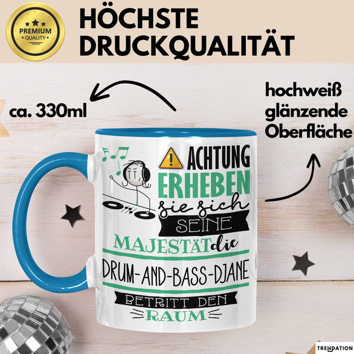 Drum-and-Bass-DJane Tasse Geschenk Lustiger Spruch Bitte Erheben Sie Sich Seine Majestät Die Drum-and-Bass-DJane Betritt Den Raum Blau Trendation