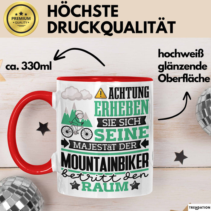 Mountainbiker Geschenk Tasse Lustiger Spruch Erheben Sie Sich Der Mountainbiker Betritt den Raum Rot Trendation