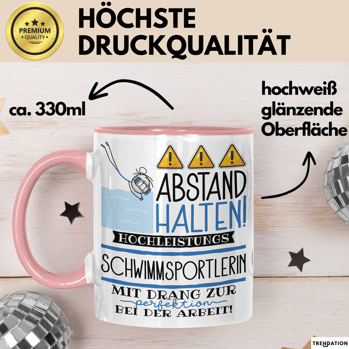 Schwimmsportlerin Tasse Geschenk Lustig Abstand Halten Hochleistungs-Schwimmsportlerin Mit Drang Zur Perfektion Bei Der Arbeit Rosa Trendation
