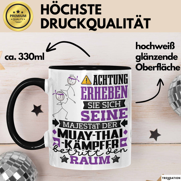 Muay-Thai-Kämpfer Geschenk Tasse Lustiger Spruch Erheben Sie Sich Der Muay-Thai-Kämpfer Betritt den Raum Schwarz Trendation