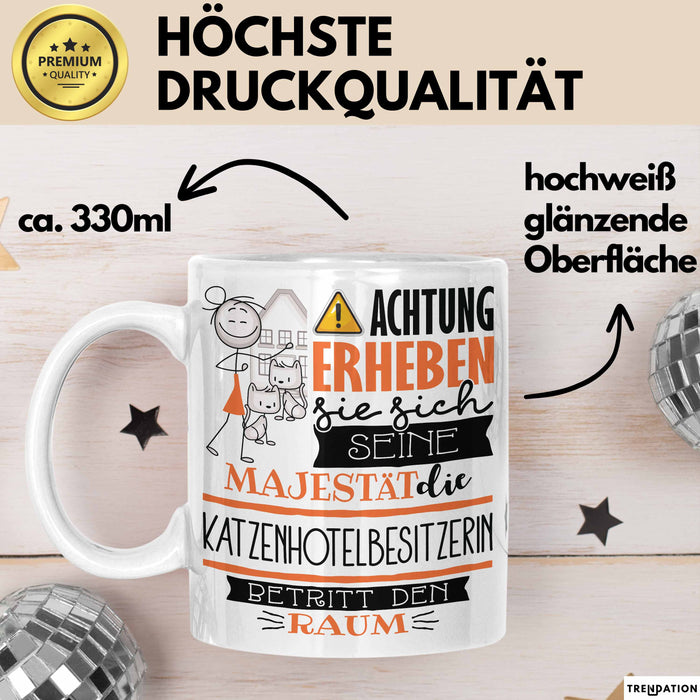 Katzenhotelbesitzerin Tasse Geschenk Lustiger Spruch Bitte Erheben Sie Sich Seine Majestät Die Katzenhotelbesitzerin Betritt Den Raum Weiß Trendation