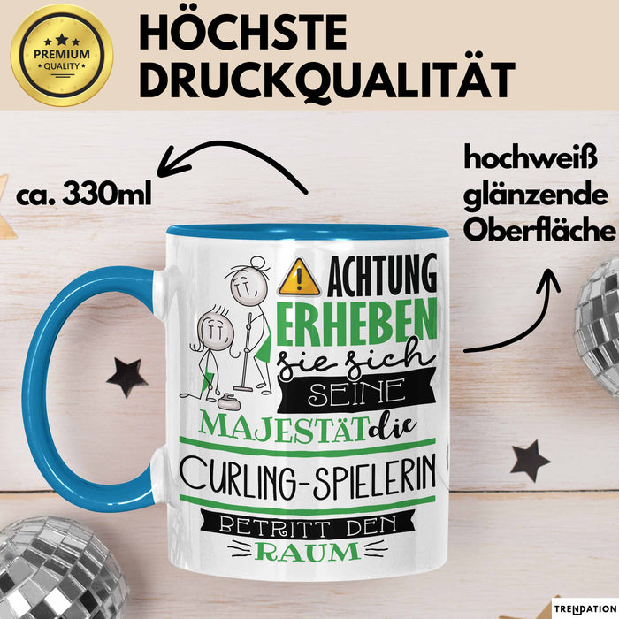 Curling-Spielerin Tasse Geschenk Lustiger Spruch Bitte Erheben Sie Sich Seine Majestät Die Curling-Spielerin Betritt Den Raum Blau Trendation