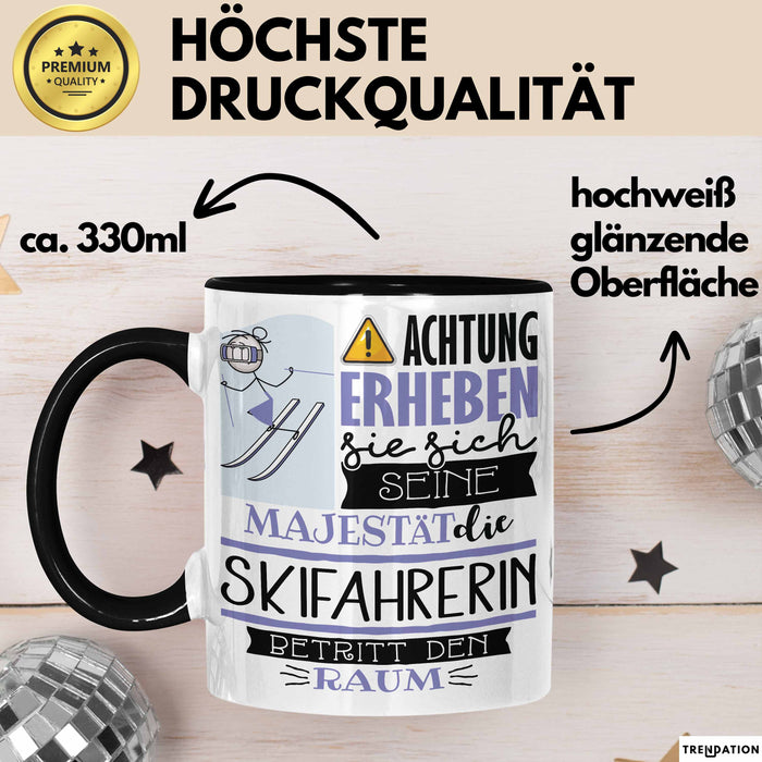 Skifahrerin Tasse Geschenk Lustiger Spruch Bitte Erheben Sie Sich Seine Majestät Die Skifahrerin Betritt Den Raum Schwarz Trendation