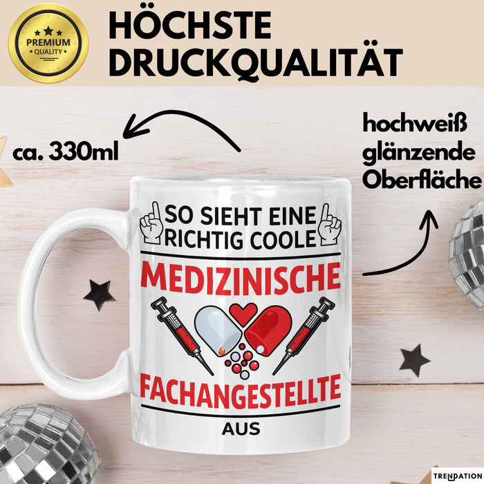 Medizinischer Assistent Arzt Tasse Geschenk Lustige Geschenkidee Spruch So Sieht Eine Richtig Coole Medizinische Fachangestellte Aus Weiß Trendation