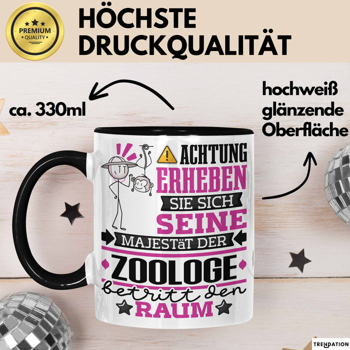 Zoologe Geschenk Tasse Lustiger Spruch Erheben Sie Sich Der Zoologe Betritt den Raum Schwarz Trendation