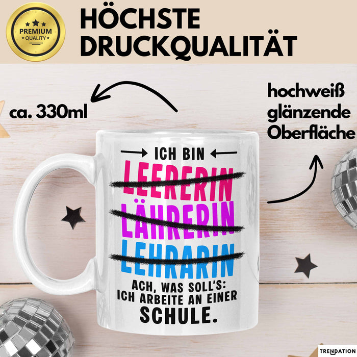 Lehrer Unterricht Tasse Geschenk Lustige Geschenkidee Spruch Ich Bin Lehrerin Ach Was Soll'S Ich Arbeite An Einer Schule Weiß Trendation