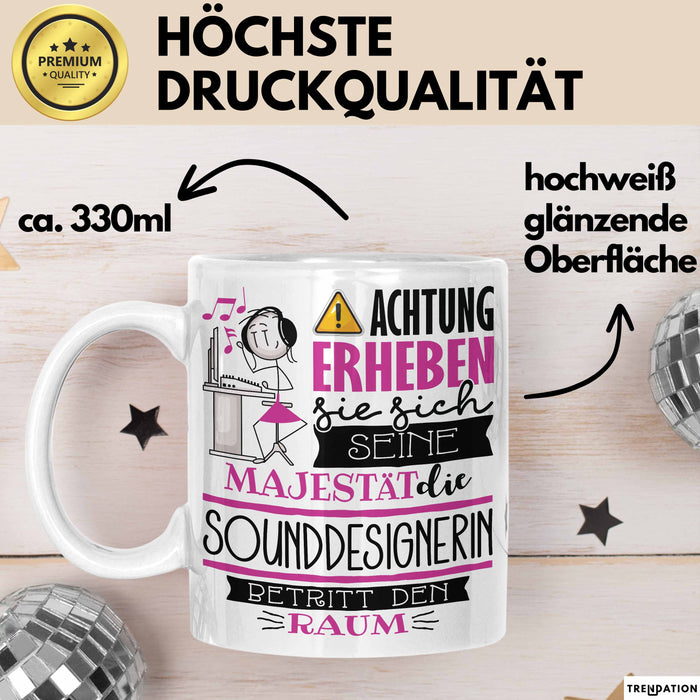 Sounddesignerin Tasse Geschenk Lustiger Spruch Bitte Erheben Sie Sich Seine Majestät Die Sounddesignerin Betritt Den Raum Weiß Trendation