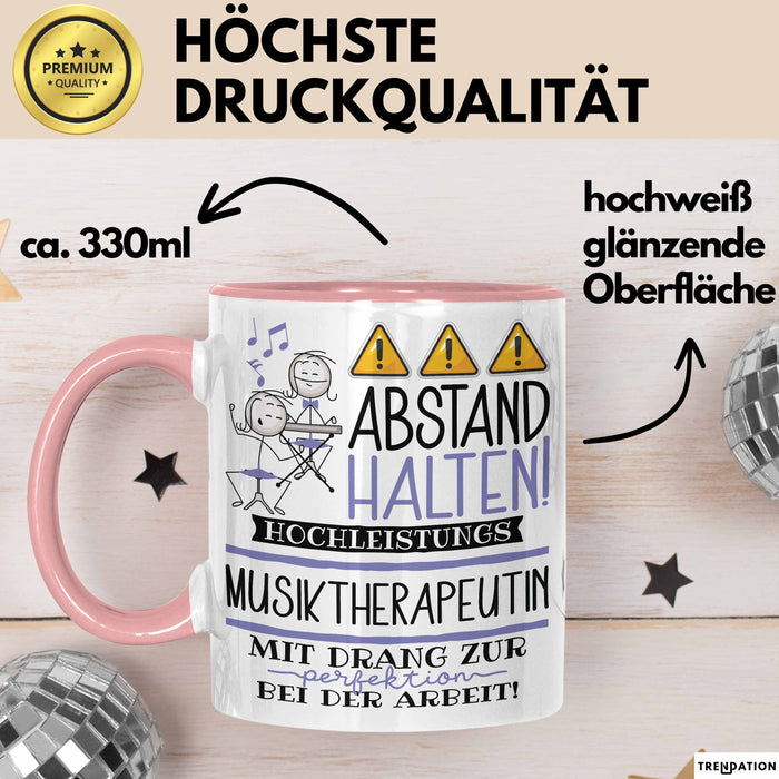 Musiktherapeutin Tasse Geschenk Lustig Abstand Halten Hochleistungs-Musiktherapeutin Mit Drang Zur Perfektion Bei Der Arbeit Rosa Trendation