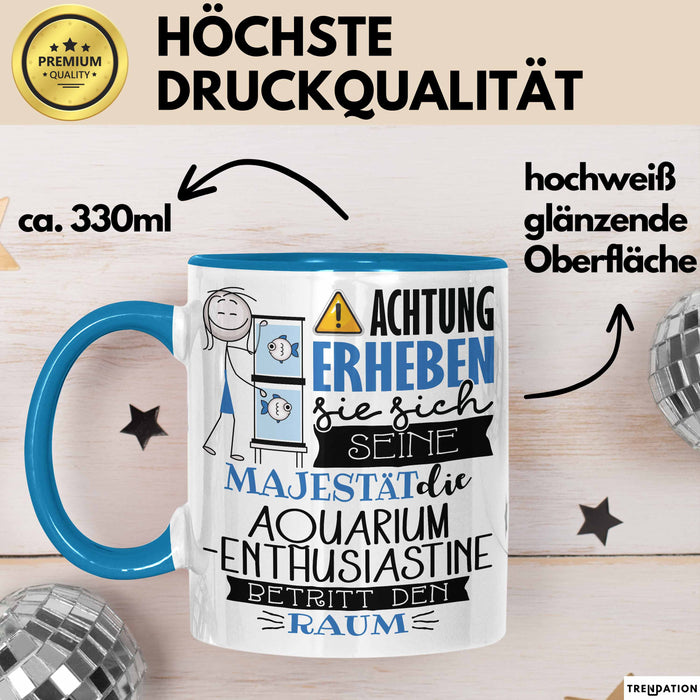 Aquarium-Enthusiastin Tasse Geschenk Lustiger Spruch Bitte Erheben Sie Sich Seine Majestät Die Aquarium-Enthusiastin Betritt Den Raum Blau Trendation