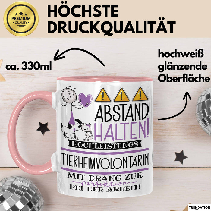 Tierheimvolontärin Tasse Geschenk Lustig Abstand Halten Hochleistungs-Tierheimvolontärin Mit Drang Zur Perfektion Bei Der Arbeit Rosa Trendation