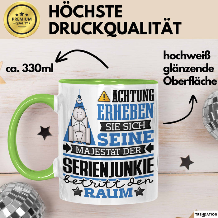 Serienjunkie Geschenk Tasse Lustiger Spruch Erheben Sie Sich Der Serienjunkie Betritt den Raum Grün Trendation