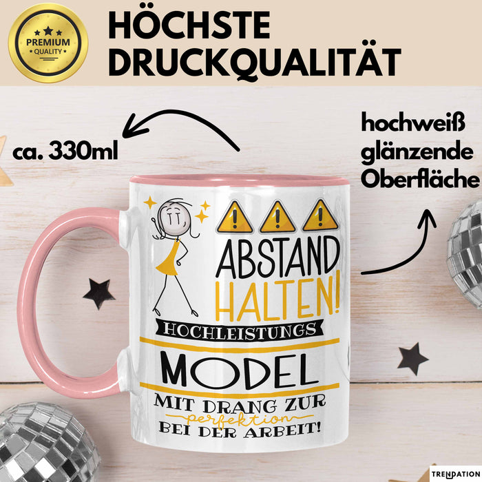 Model Tasse Geschenk Lustig Abstand Halten Hochleistungs-Model Mit Drang Zur Perfektion Bei Der Arbeit Rosa Trendation