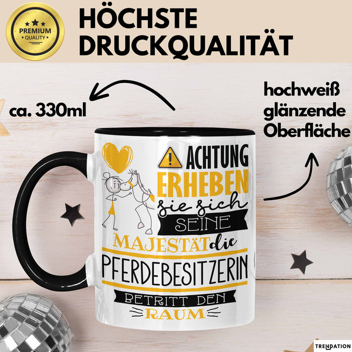 Pferdebesitzerin Tasse Geschenk Lustiger Spruch Bitte Erheben Sie Sich Seine Majestät Die Pferdebesitzerin Betritt Den Raum Schwarz Trendation