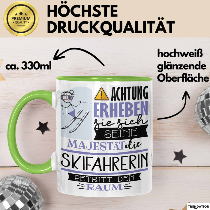 Skifahrerin Tasse Geschenk Lustiger Spruch Bitte Erheben Sie Sich Seine Majestät Die Skifahrerin Betritt Den Raum Grün Trendation