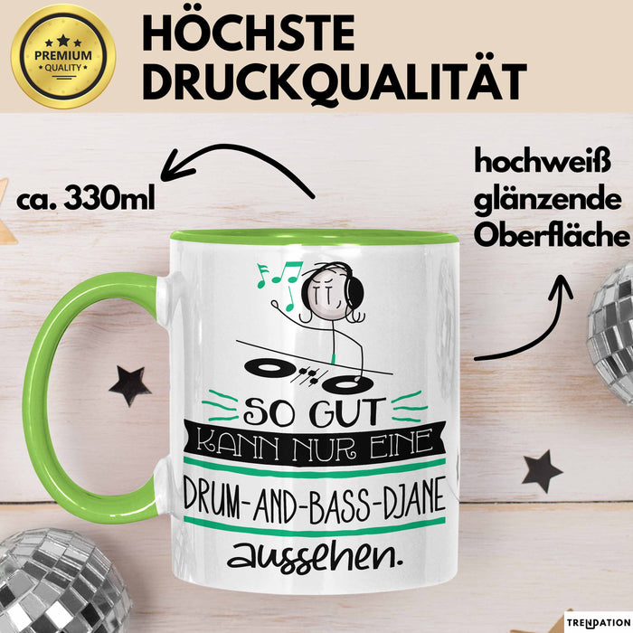 Drum-and-Bass-DJane Geschenk Tasse So Gut Kann Nur Eine Drum-and-Bass-DJane Aussehen Geschenkidee Geburtstag Weihnachten Lustig Grün Trendation
