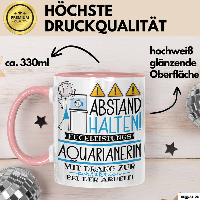 Aquarianerin Tasse Geschenk Lustig Abstand Halten Hochleistungs-Aquarianerin Mit Drang Zur Perfektion Bei Der Arbeit Rosa Trendation