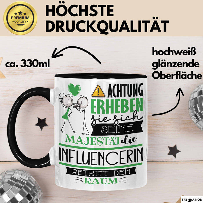 Influencerin Tasse Geschenk Lustiger Spruch Bitte Erheben Sie Sich Seine Majestät Die Influencerin Betritt Den Raum Schwarz Trendation