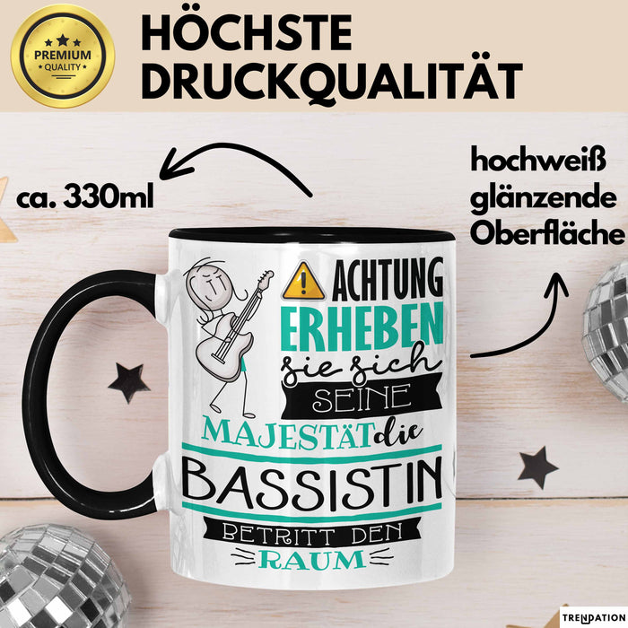 Bassistin Tasse Geschenk Lustiger Spruch Bitte Erheben Sie Sich Seine Majestät Die Bassistin Betritt Den Raum Schwarz Trendation