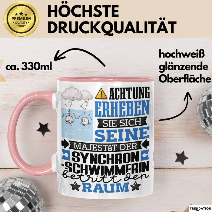 Synchronschwimmerin Geschenk Tasse Lustiger Spruch Erheben Sie Sich Der Synchronschwimmerin Betritt den Raum Rosa Trendation