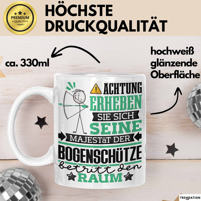 Bogenschütze Geschenk Tasse Lustiger Spruch Erheben Sie Sich Der Bogenschütze Betritt den Raum Weiß Trendation
