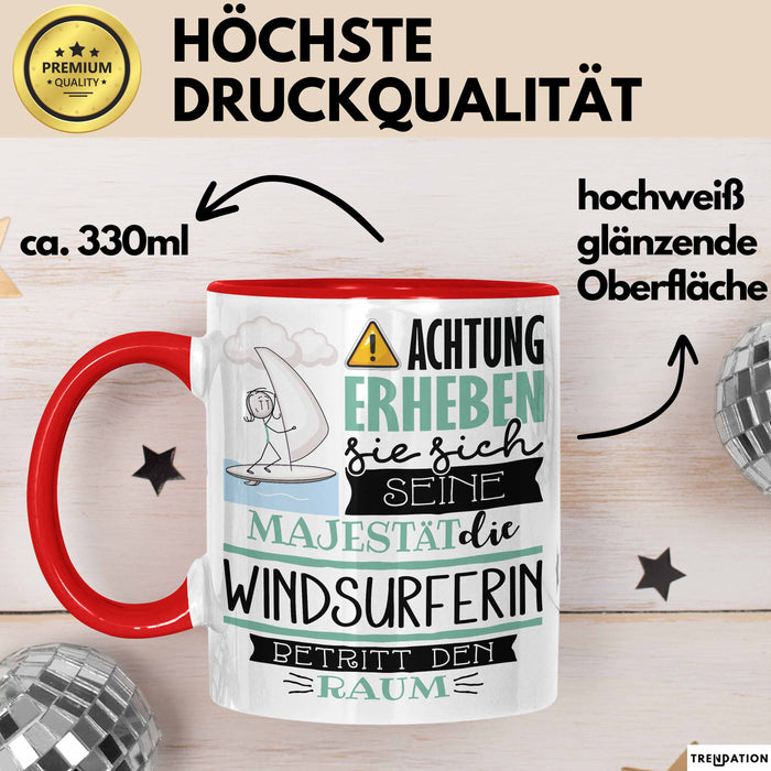 Windsurferin Tasse Geschenk Lustiger Spruch Bitte Erheben Sie Sich Seine Majestät Die Windsurferin Betritt Den Raum Rot Trendation