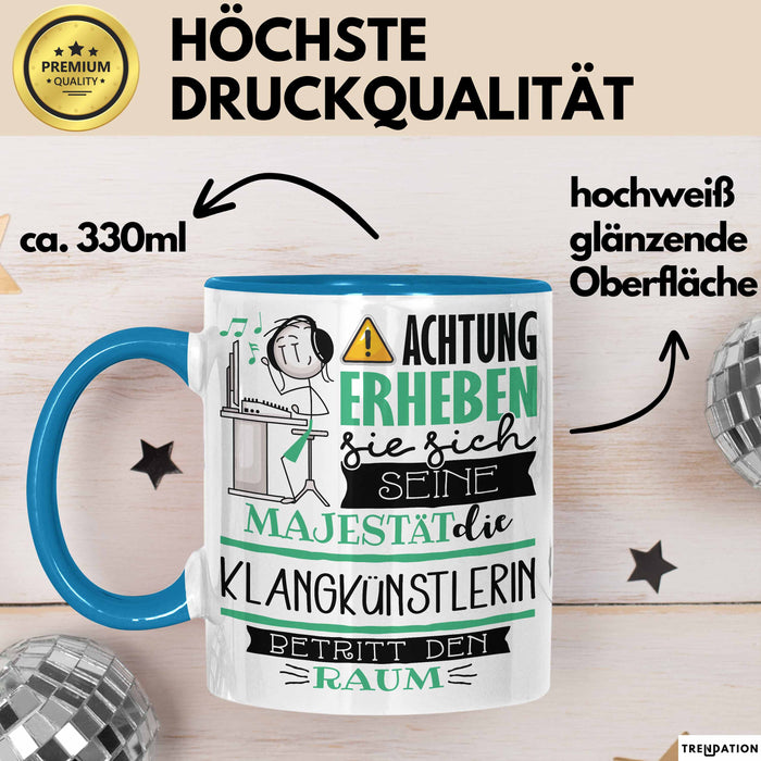 Klangkünstlerin Tasse Geschenk Lustiger Spruch Bitte Erheben Sie Sich Seine Majestät Die Klangkünstlerin Betritt Den Raum Blau Trendation