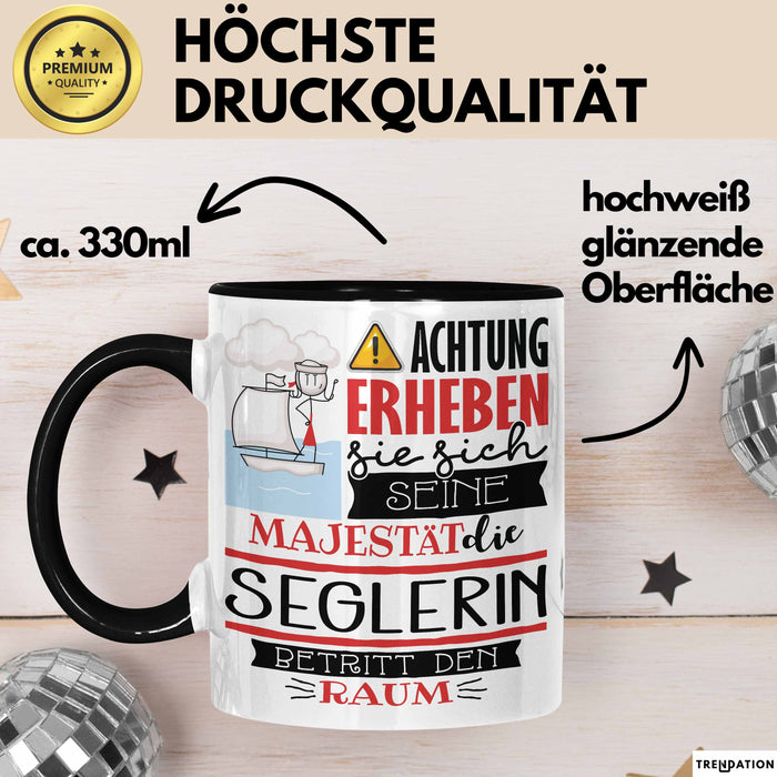 Seglerin Tasse Geschenk Lustiger Spruch Bitte Erheben Sie Sich Seine Majestät Die Seglerin Betritt Den Raum Schwarz Trendation