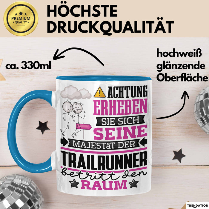 Trailrunner Geschenk Tasse Lustiger Spruch Erheben Sie Sich Der Trailrunner Betritt den Raum Blau Trendation