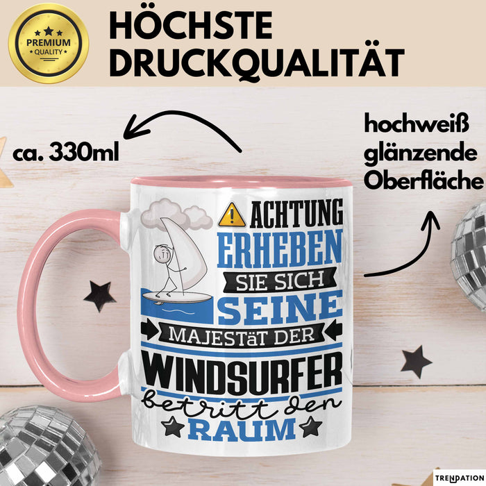 Windsurfer Geschenk Tasse Lustiger Spruch Erheben Sie Sich Der Windsurfer Betritt den Raum Rosa Trendation