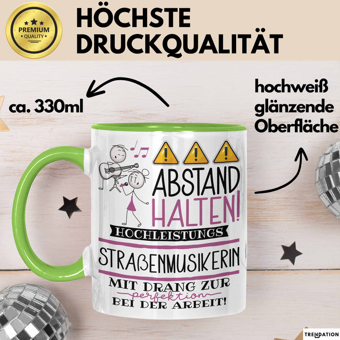 Straßenmusikerin Tasse Geschenk Lustig Abstand Halten Hochleistungs-Straßenmusikerin Mit Drang Zur Perfektion Bei Der Arbeit Grün Trendation
