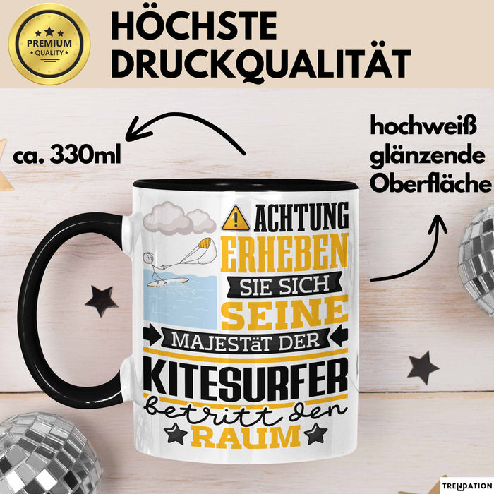 Kitesurfer Geschenk Tasse Lustiger Spruch Erheben Sie Sich Der Kitesurfer Betritt den Raum Schwarz Trendation