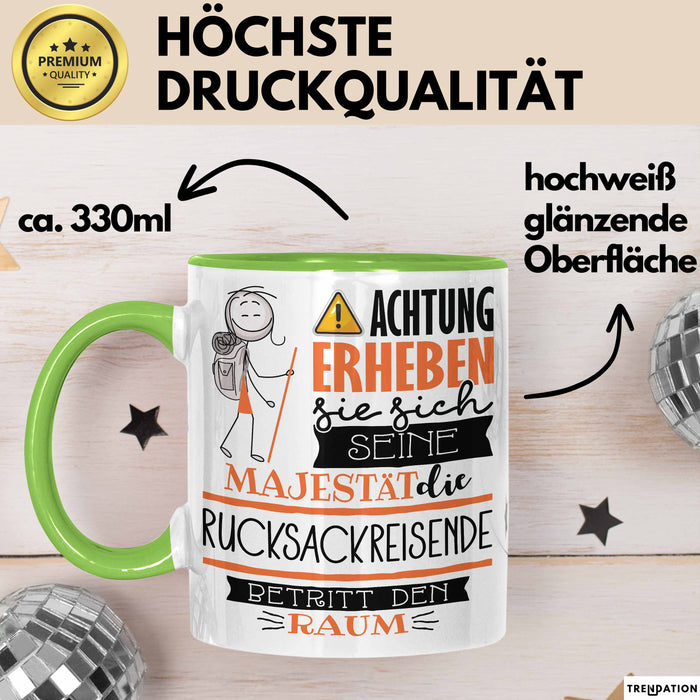 Rucksackreisende Tasse Geschenk Lustiger Spruch Bitte Erheben Sie Sich Seine Majestät Die Rucksackreisende Betritt Den Raum Grün Trendation