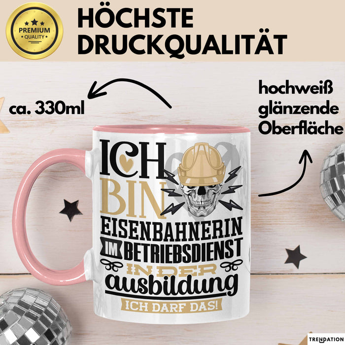 Eisenbahnerin im Betriebsdienst Ausbildung Start Geschenk Tasse Ich Bin Eisenbahnerin im Betriebsdienst In Der Ausbildung Ich Darf Das Kaffee-Becher Geschenkidee Rosa Trendation