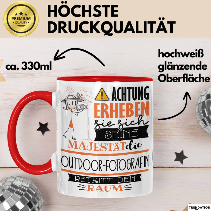 Outdoor-Fotografin Tasse Geschenk Lustiger Spruch Bitte Erheben Sie Sich Seine Majestät Die Outdoor-Fotografin Betritt Den Raum Rot Trendation