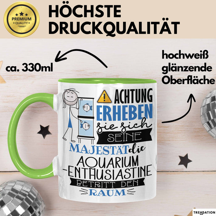 Aquarium-Enthusiastin Tasse Geschenk Lustiger Spruch Bitte Erheben Sie Sich Seine Majestät Die Aquarium-Enthusiastin Betritt Den Raum Grün Trendation