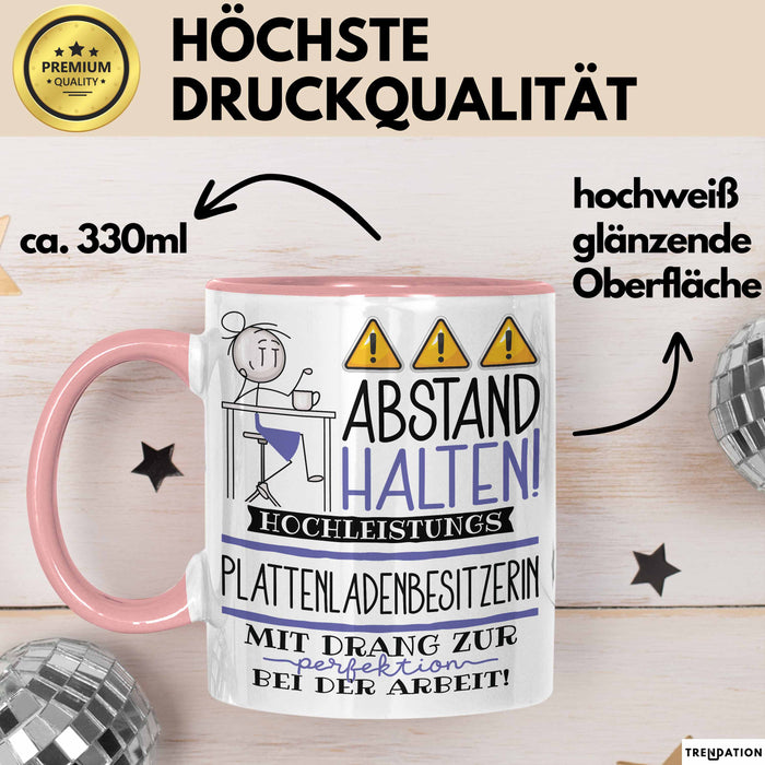Plattenladenbesitzerin Tasse Geschenk Lustig Abstand Halten Hochleistungs-Plattenladenbesitzerin Mit Drang Zur Perfektion Bei Der Arbeit Rosa Trendation