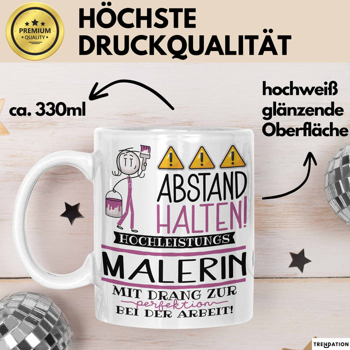 Malerin Tasse Geschenk Lustig Abstand Halten Hochleistungs-Malerin Mit Drang Zur Perfektion Bei Der Arbeit Weiß Trendation