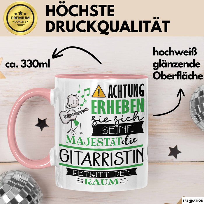 Gitarristin Tasse Geschenk Lustiger Spruch Bitte Erheben Sie Sich Seine Majestät Die Gitarristin Betritt Den Raum Rosa Trendation