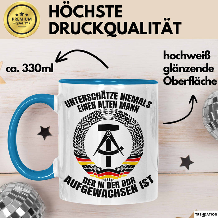 DDR Mann Tasse Geschenk Unterschätze Niemals Einen Alten Mann Der In Der DDR AufgewachsenIst Kaffee-Becher Blau Trendation