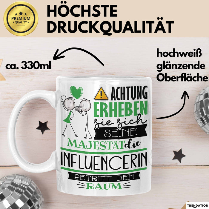 Influencerin Tasse Geschenk Lustiger Spruch Bitte Erheben Sie Sich Seine Majestät Die Influencerin Betritt Den Raum Weiß Trendation